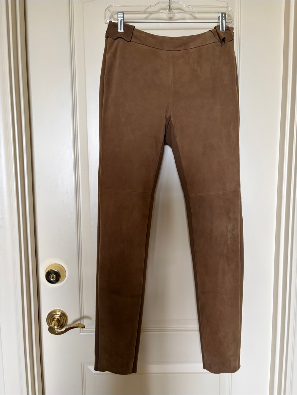 WORTH NEW YORK
Genuine Leather Front Knit Back Riding pants size 2.
NEVER WORN